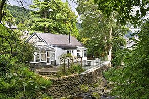 Cottage in Rowen by River & Pet-friendly Trails