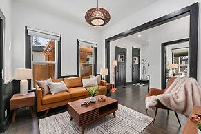 Old Town Retreat w/ Hot Tub Perfect for Groups!