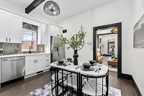 Old Town Retreat w/ Hot Tub Perfect for Groups!