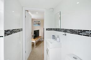 Stylish 4 Bedroom Home in Brightside Ave