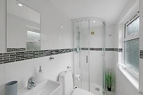 Stylish 4 Bedroom Home in Brightside Ave