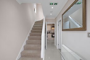 Stylish 4 Bedroom Home in Brightside Ave
