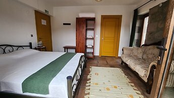 Assos Pırnal Köy Evi