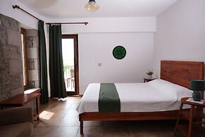 Assos Pırnal Köy Evi