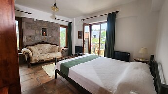 Assos Pırnal Köy Evi