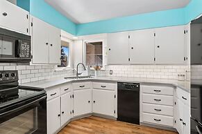 Mountain Ave Retreat - Walk to Old Town Fun!