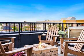 Penthouse With Mountain Views in Heart of Old Town