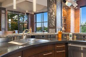 Penthouse With Mountain Views in Heart of Old Town