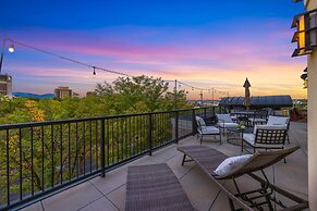 Penthouse With Mountain Views in Heart of Old Town