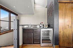 Penthouse With Mountain Views in Heart of Old Town