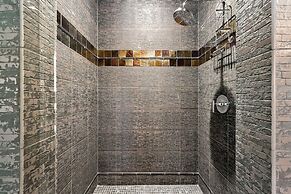 Penthouse With Mountain Views in Heart of Old Town