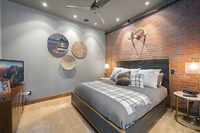 Penthouse With Mountain Views in Heart of Old Town