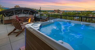 Penthouse With Mountain Views in Heart of Old Town