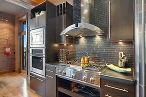 Penthouse With Mountain Views in Heart of Old Town