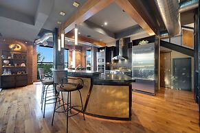 Penthouse With Mountain Views in Heart of Old Town