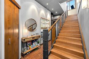 Penthouse With Mountain Views in Heart of Old Town