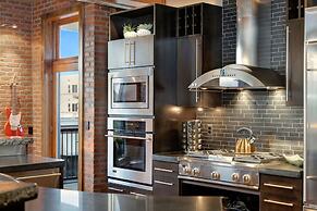 Penthouse With Mountain Views in Heart of Old Town