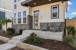 Decked Out Sunset Views, Fire Pit & Fenced Yard