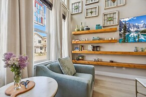 Decked Out Sunset Views, Fire Pit & Fenced Yard