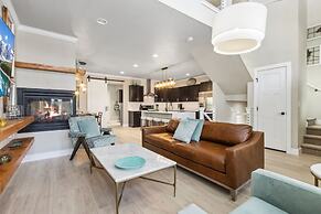 Decked Out Sunset Views, Fire Pit & Fenced Yard