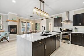 Decked Out Sunset Views, Fire Pit & Fenced Yard