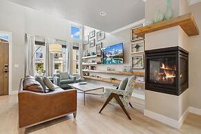 Decked Out Sunset Views, Fire Pit & Fenced Yard