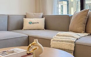 HiGuests - La Rive Classy 2BR & Balcony