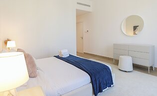 HiGuests - La Rive Classy 2BR & Balcony