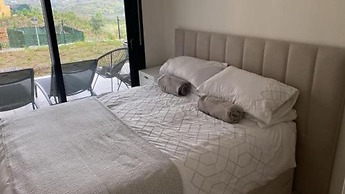 6 Guests - 3 Bedrooms - Private Garden - Pool