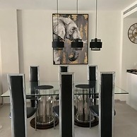 6 Guests - 3 Bedrooms - Private Garden - Pool