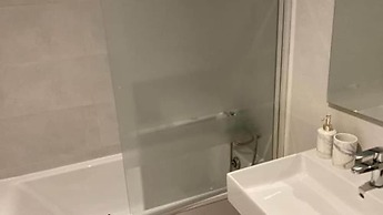 6 Guests - 3 Bedrooms - Private Garden - Pool