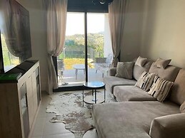 6 Guests - 3 Bedrooms - Private Garden - Pool