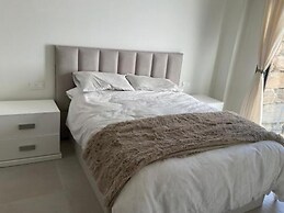 6 Guests - 3 Bedrooms - Private Garden - Pool