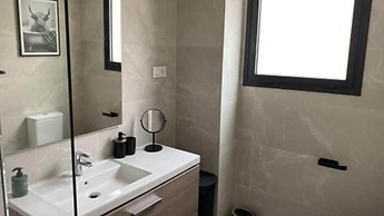 6 Guests - 3 Bedrooms - Private Garden - Pool