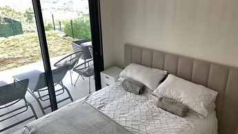 6 Guests - 3 Bedrooms - Private Garden - Pool