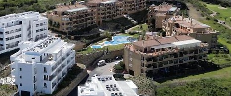 6 Guests - 3 Bedrooms - Private Garden - Pool