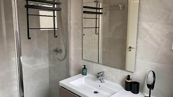 6 Guests - 3 Bedrooms - Private Garden - Pool