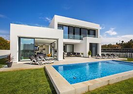 Villa Clem in Calp With 4 Bedrooms and 3 Bathrooms