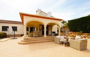 Fanila in J vea With 4 Bedrooms and 3 Bathrooms