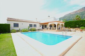Fanila in J vea With 4 Bedrooms and 3 Bathrooms