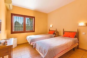 Fanila in J vea With 4 Bedrooms and 3 Bathrooms
