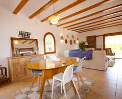 Fanila in J vea With 4 Bedrooms and 3 Bathrooms