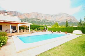 Fanila in J vea With 4 Bedrooms and 3 Bathrooms