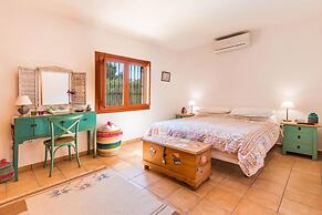 Fanila in J vea With 4 Bedrooms and 3 Bathrooms