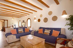 Fanila in J vea With 4 Bedrooms and 3 Bathrooms