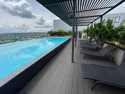 Lennox Luxury Suites by Cozy