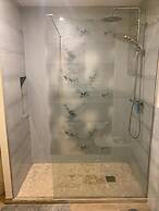 House -sleeps 6-garden-fireplace