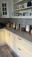 Housesleeps6-parking-garden-fireplace-bbq-patio-ac