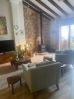 Housesleeps6-parking-garden-fireplace-bbq-patio-ac