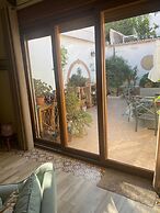 Housesleeps6-parking-garden-fireplace-bbq-patio-ac